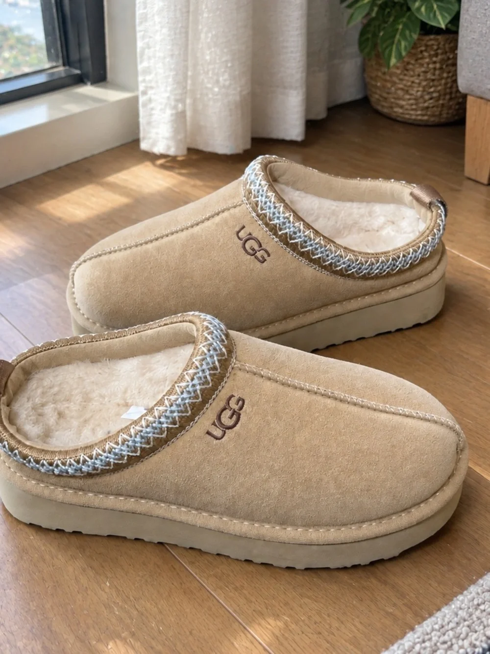 UGG Kids Chestnut/Tan Cozy Shearling Slip-On Slippers